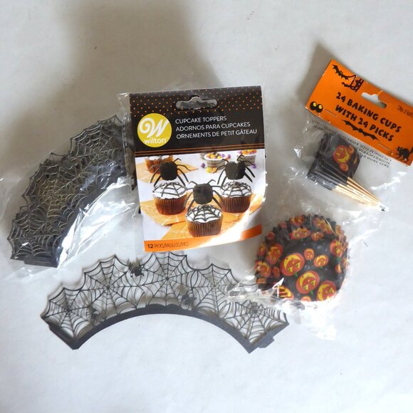 NEW WILTON HALLOWEEN SPIDER WEB CUPCAKE SLEEVES TOPPERS BAKING CUPS - Picture 1 of 9